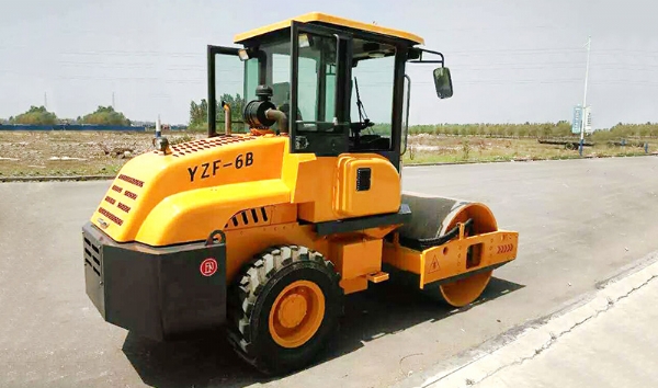 小(xiǎo)型鋼輪壓路機液壓系統保養